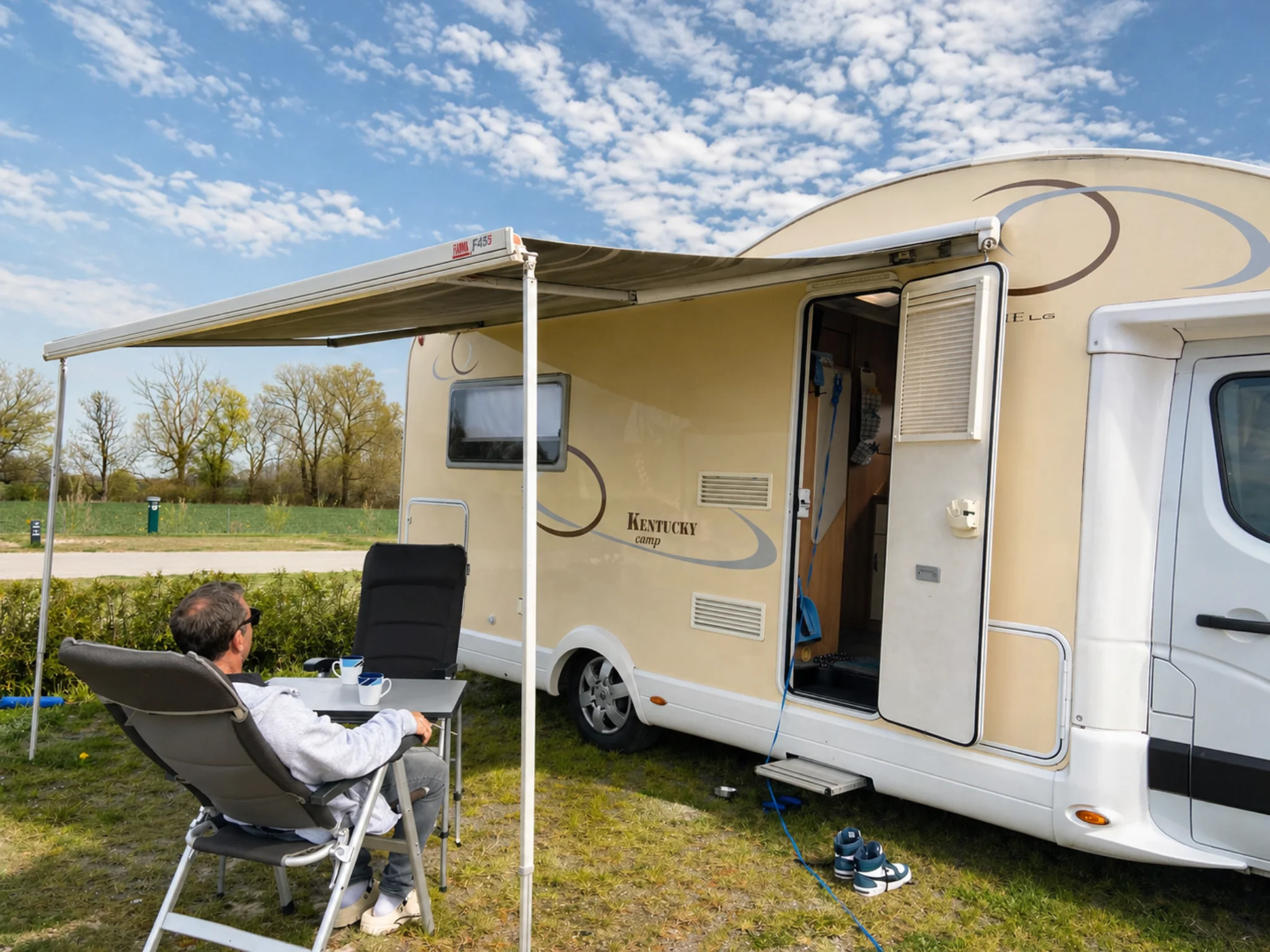 Wohnmobil mieten Stralsund – Ahorn Kentucky K-Line mit Markise und Sitzbereich im Grünen