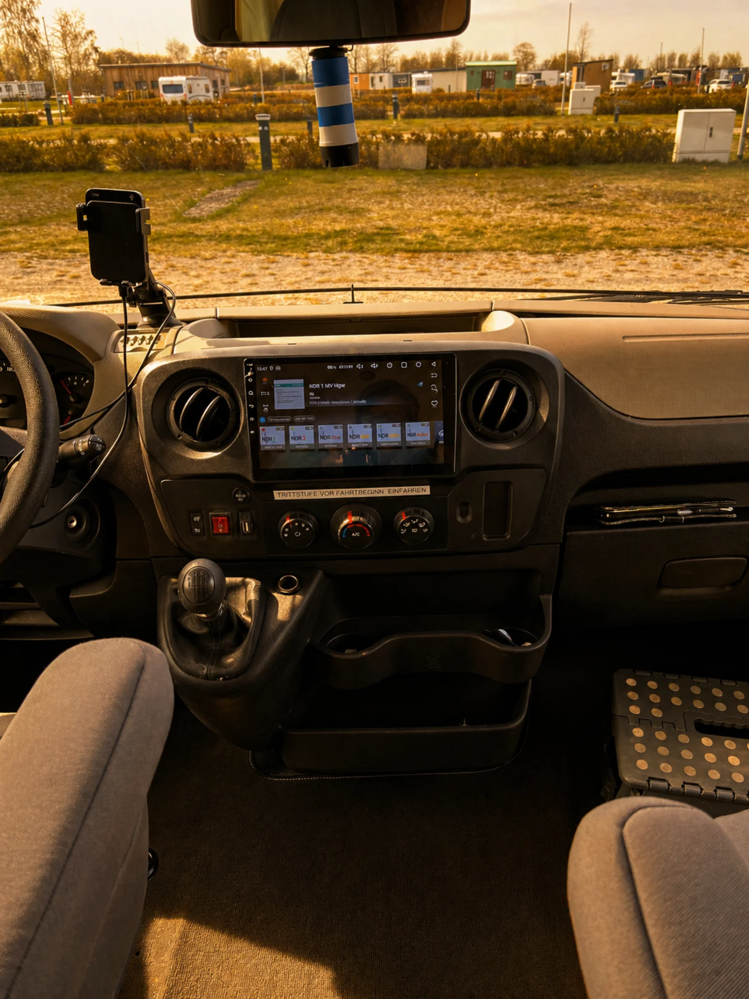 Fahrerhaus Wohnmobil mit Navigation und Schaltgetriebe – Ahorn Kentucky K-Line