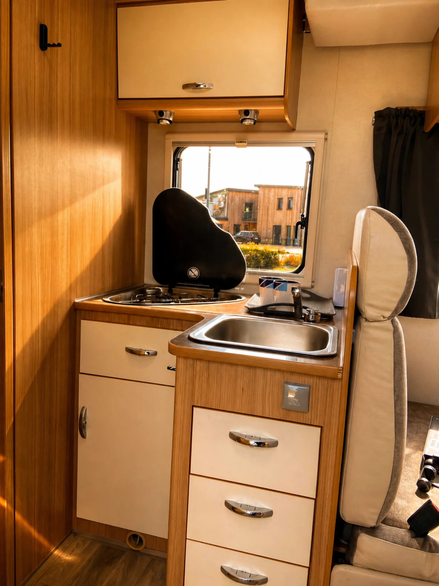 Wohnmobil Küche mit Spüle und Gasherd – Camper Innenraum Ausstattung