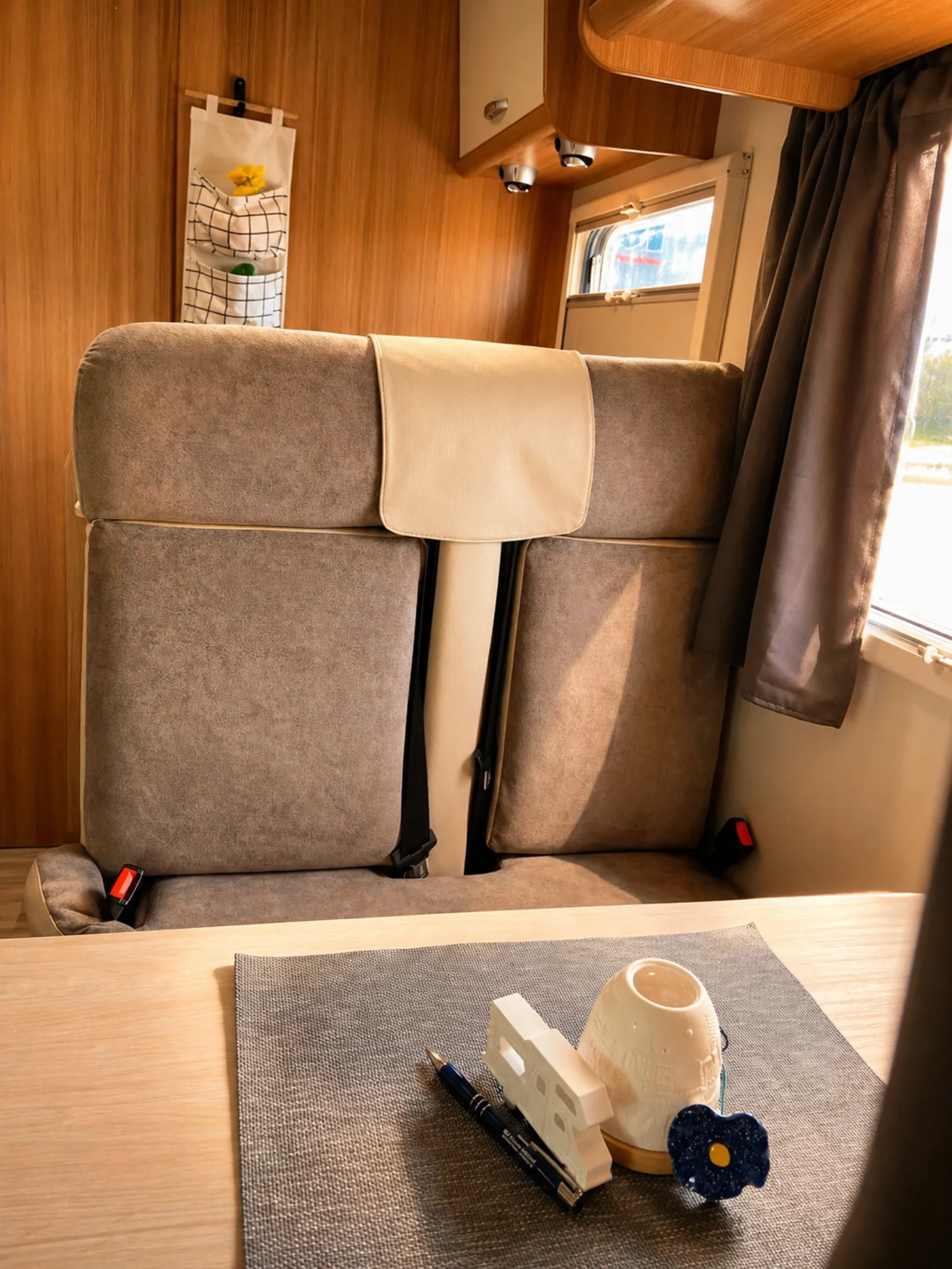 Sitzgruppe im Wohnmobil mit Tisch – gemütlicher Camper Innenraum