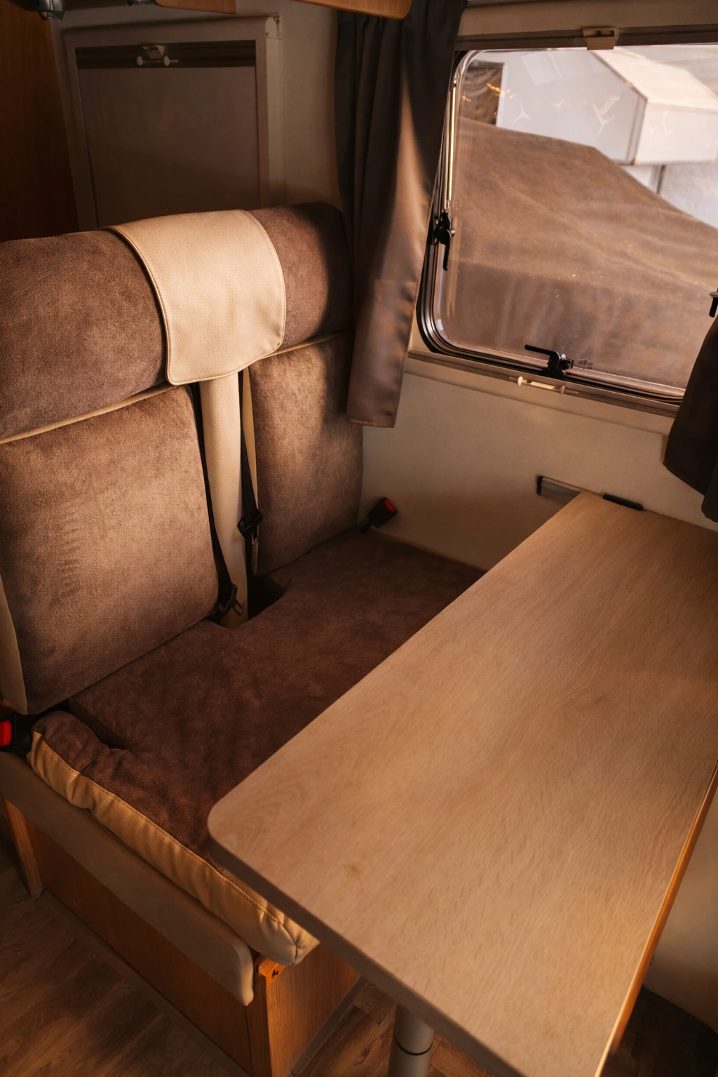 Wohnraum im Wohnmobil Karl-Friedrich II mit Sitzecke